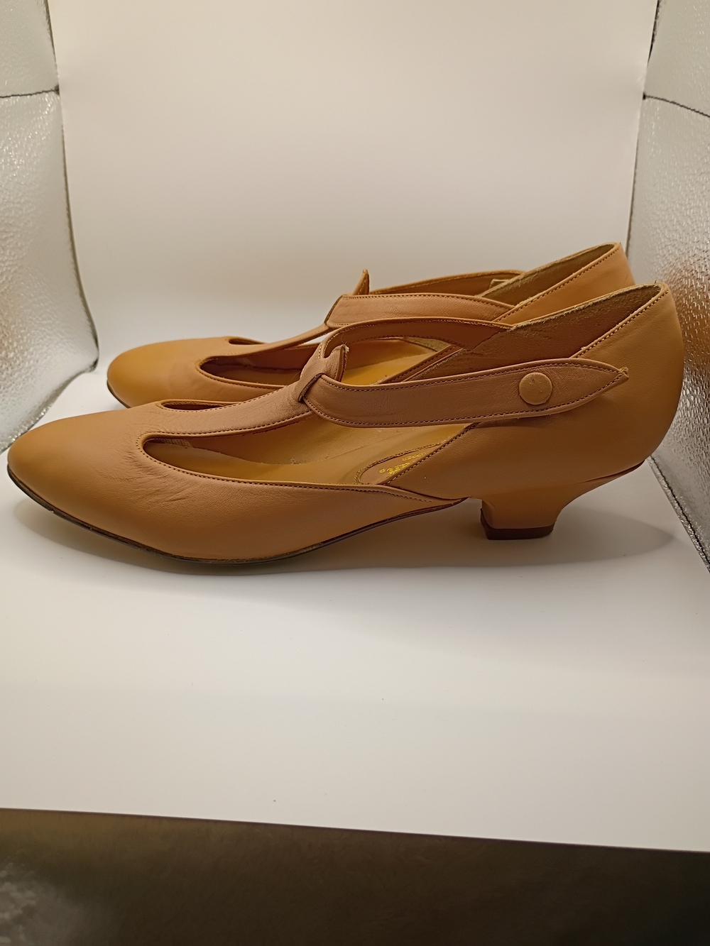 vintage Thom McAn tan leather T-strap pumps With Original Box